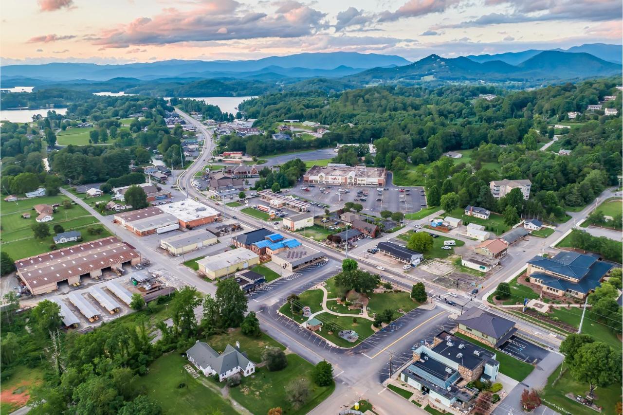 Retreat On The * Hiawassee