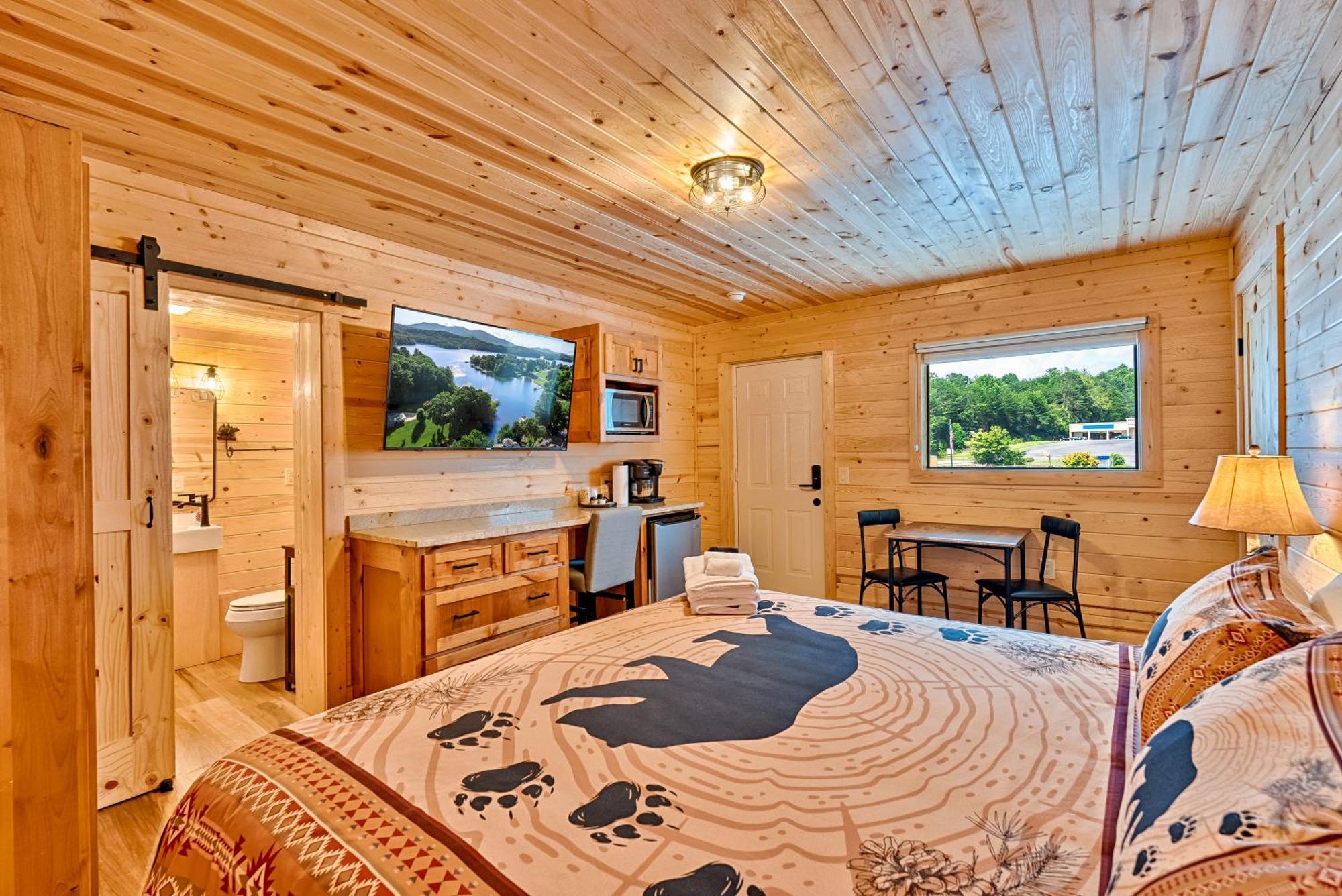 Retreat On The Motel Hiawassee